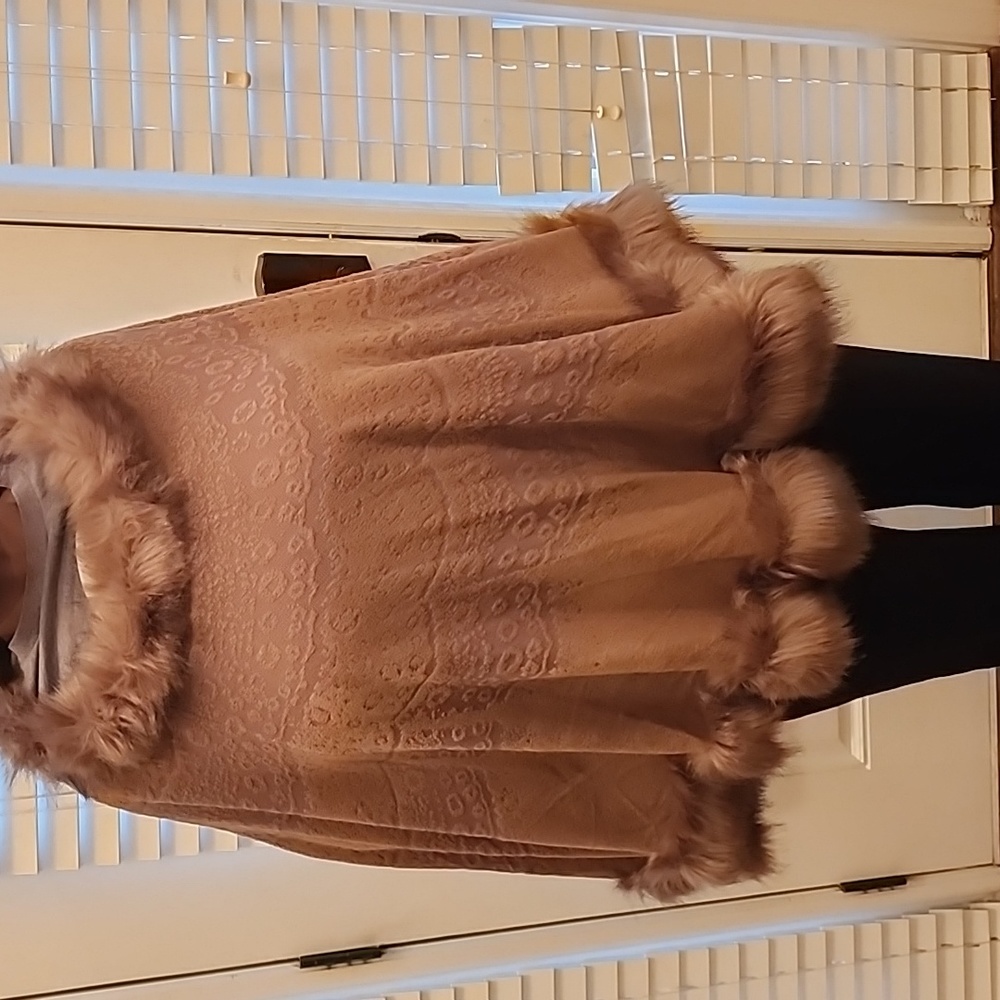 Ladies faux fur cape - Picture 6 of 8
